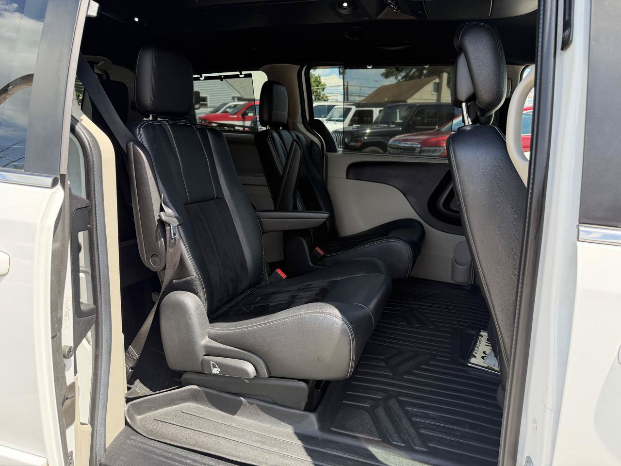 Used 2017 Dodge Grand Caravan SXT w/ Driver Convenience Group FWD image 17