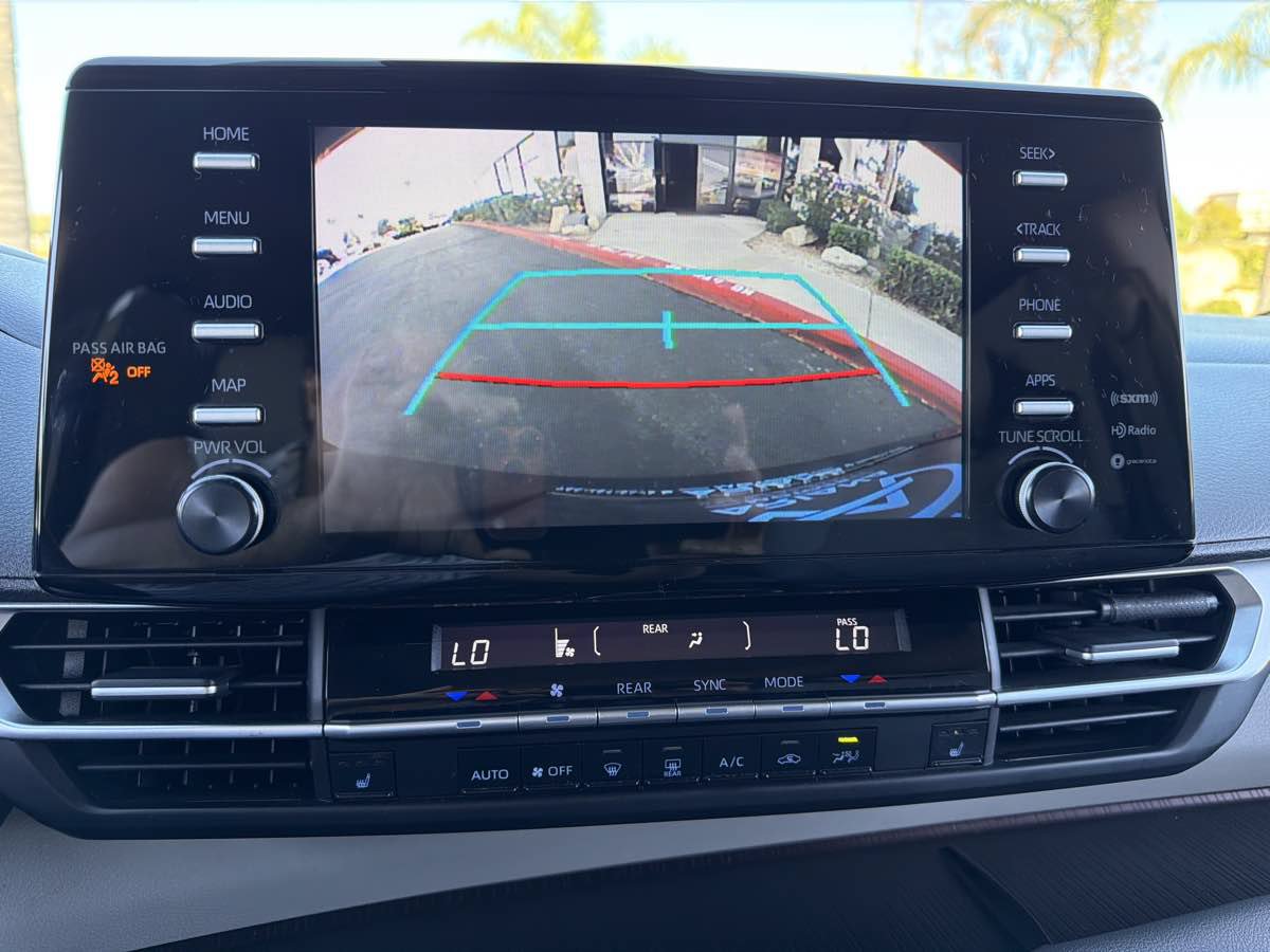 Used 2024 Toyota Sienna XLE FWD image 50