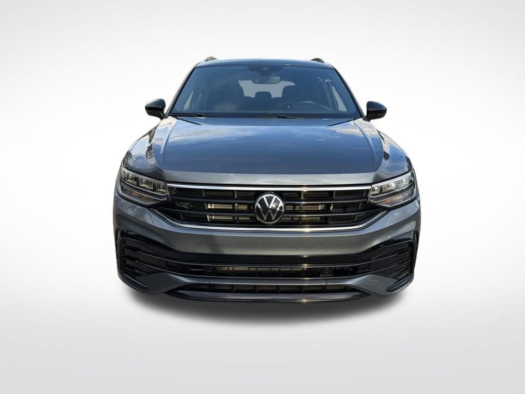 Used 2024 Volkswagen Tiguan SE R-Line image 3