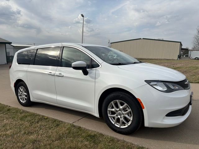 Used 2023 Chrysler Voyager LX image 3