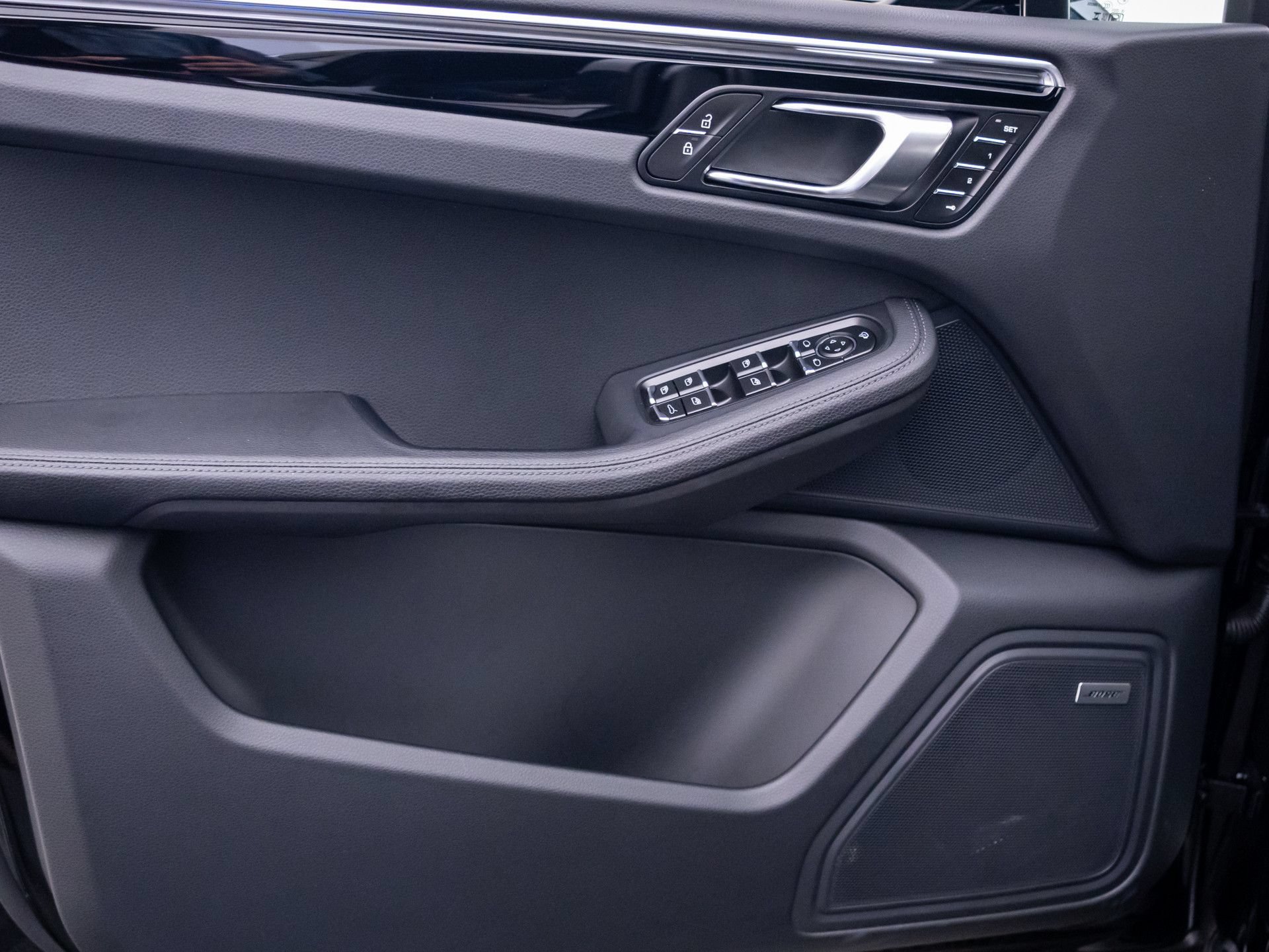 Certified 2025 Porsche Macan AWD/4WD image 14