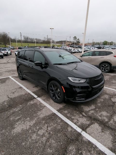 Used 2025 Chrysler Pacifica Limited image 9