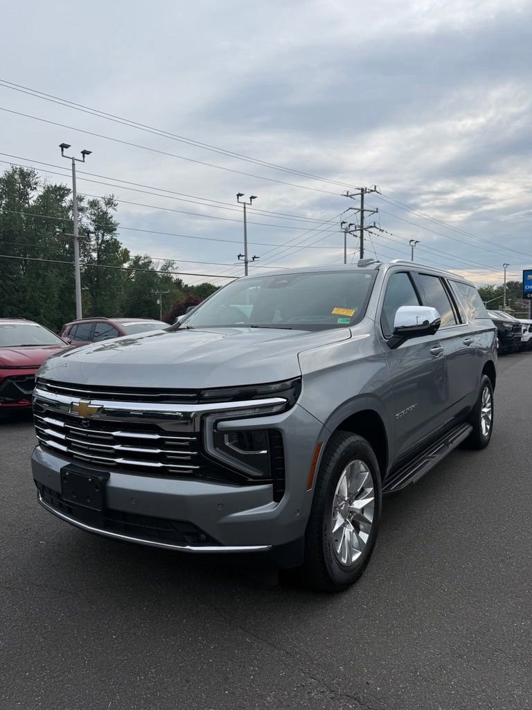 Used 2025 Chevrolet Suburban Premier AWD/4WD image 2