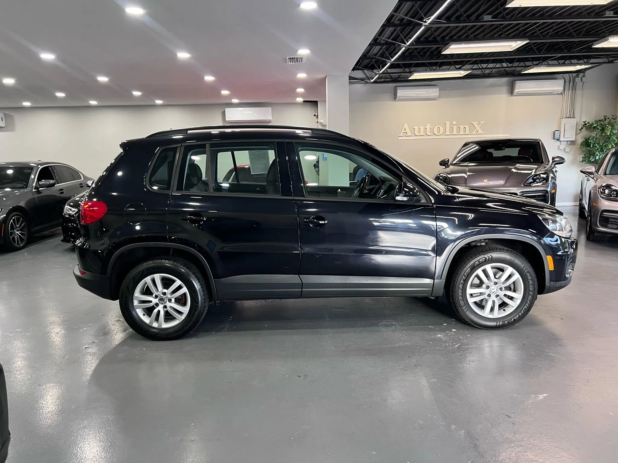 Used 2016 Volkswagen Tiguan S image 8