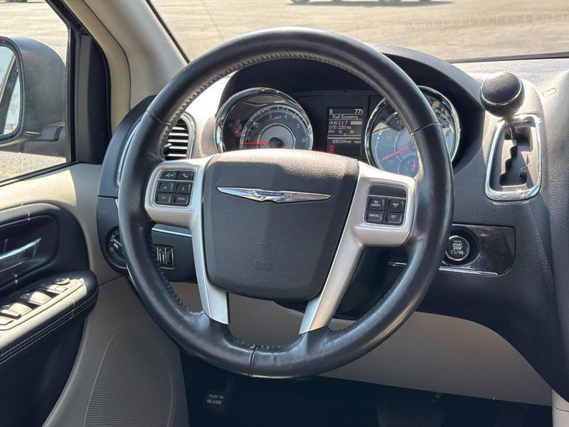 Used 2016 Chrysler Town & Country Touring-L image 13