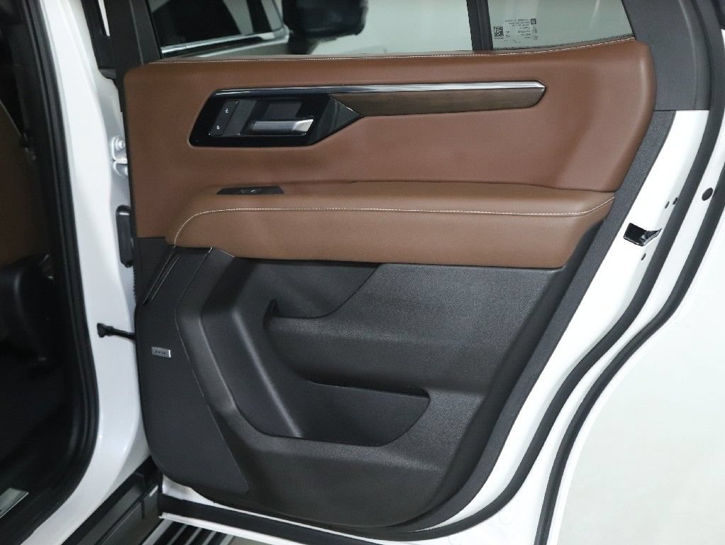 Used 2025 Chevrolet Tahoe High Country AWD/4WD image 34