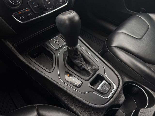 Used 2019 Jeep Cherokee Latitude Plus FWD image 16