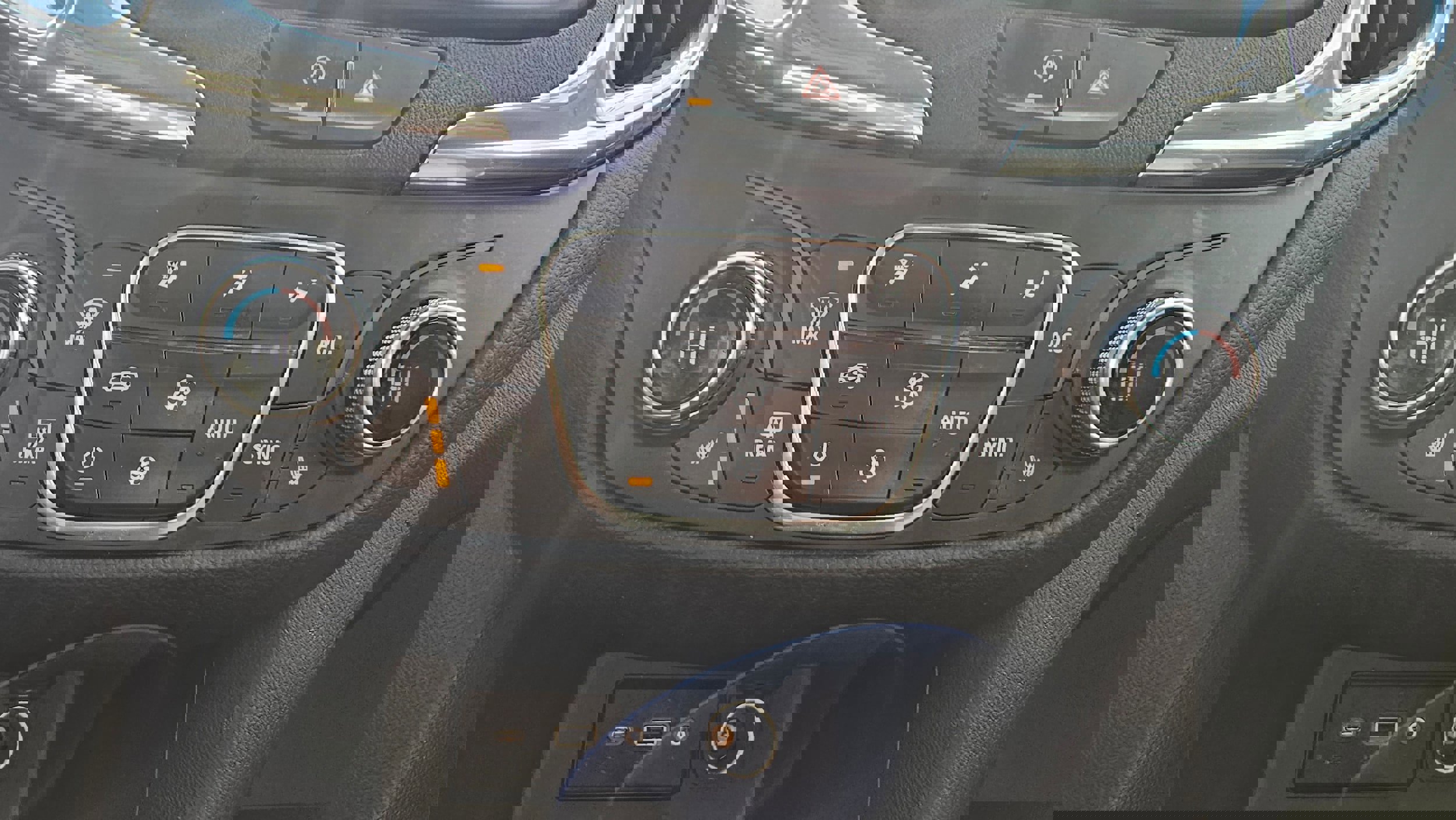 Used 2023 Chevrolet Equinox LT w/ Driver Convenience Package image 30