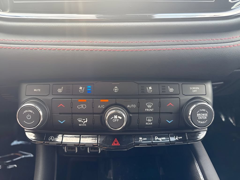Used 2025 Dodge Durango GT AWD/4WD image 17
