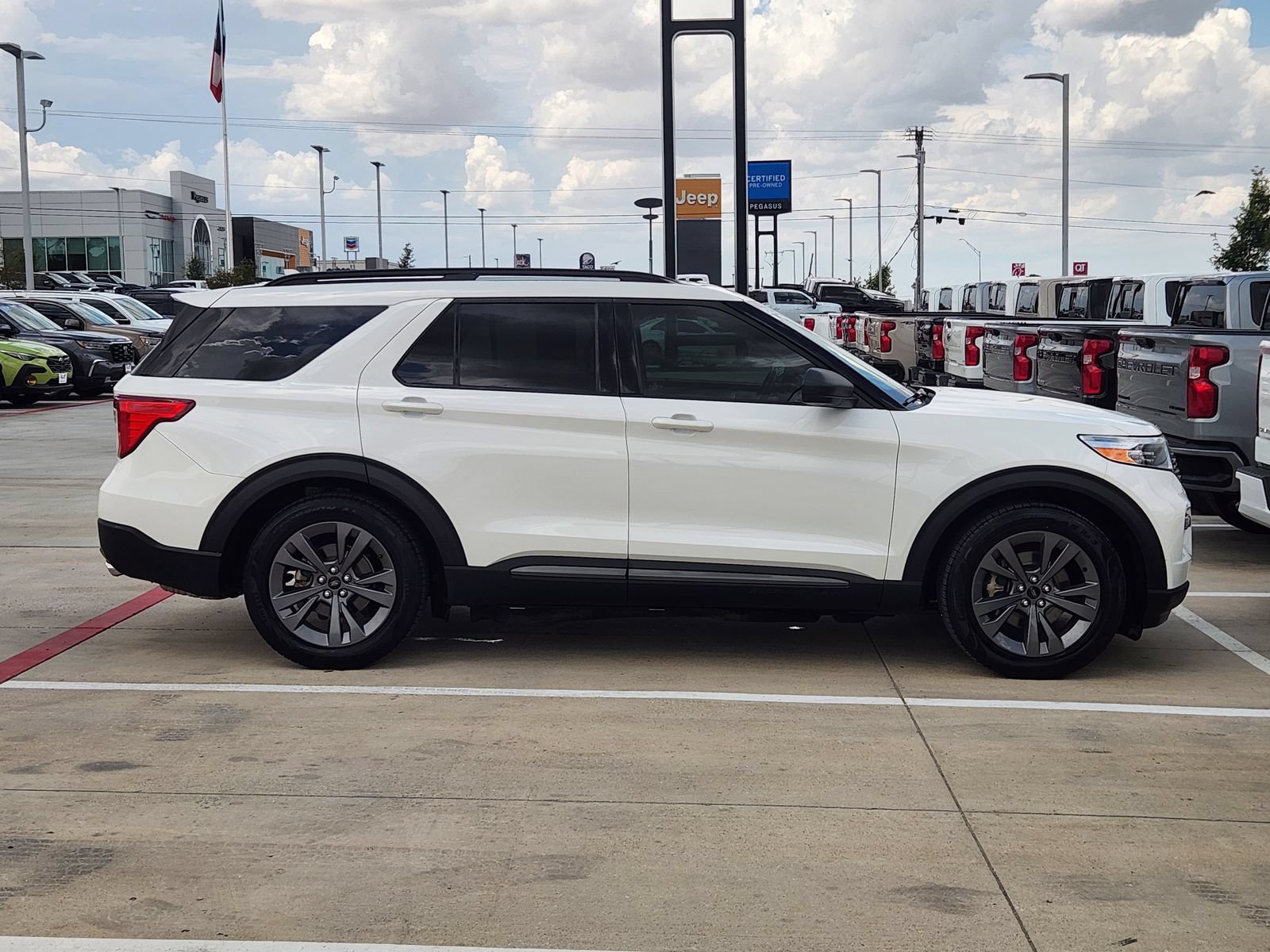 Used 2021 Ford Explorer XLT w/ Equipment Group 202A RWD image 7
