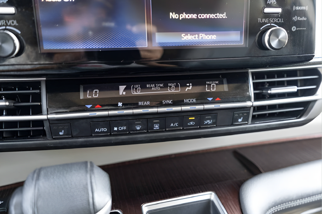 Used 2022 Toyota Sienna XLE FWD image 21