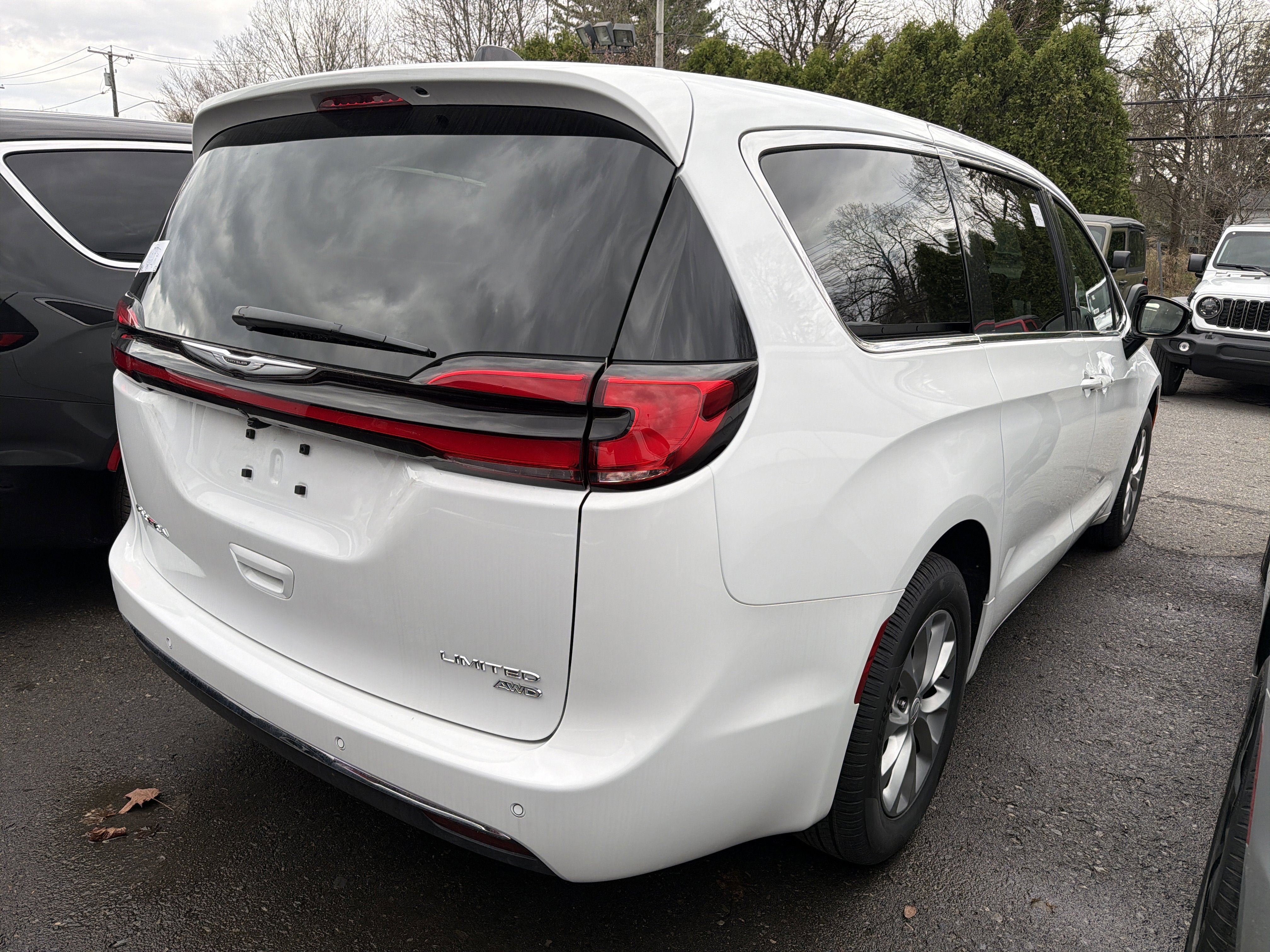 New 2026 Chrysler Pacifica Limited w/ Uconnect Theater Family Group AWD/4WD image 6