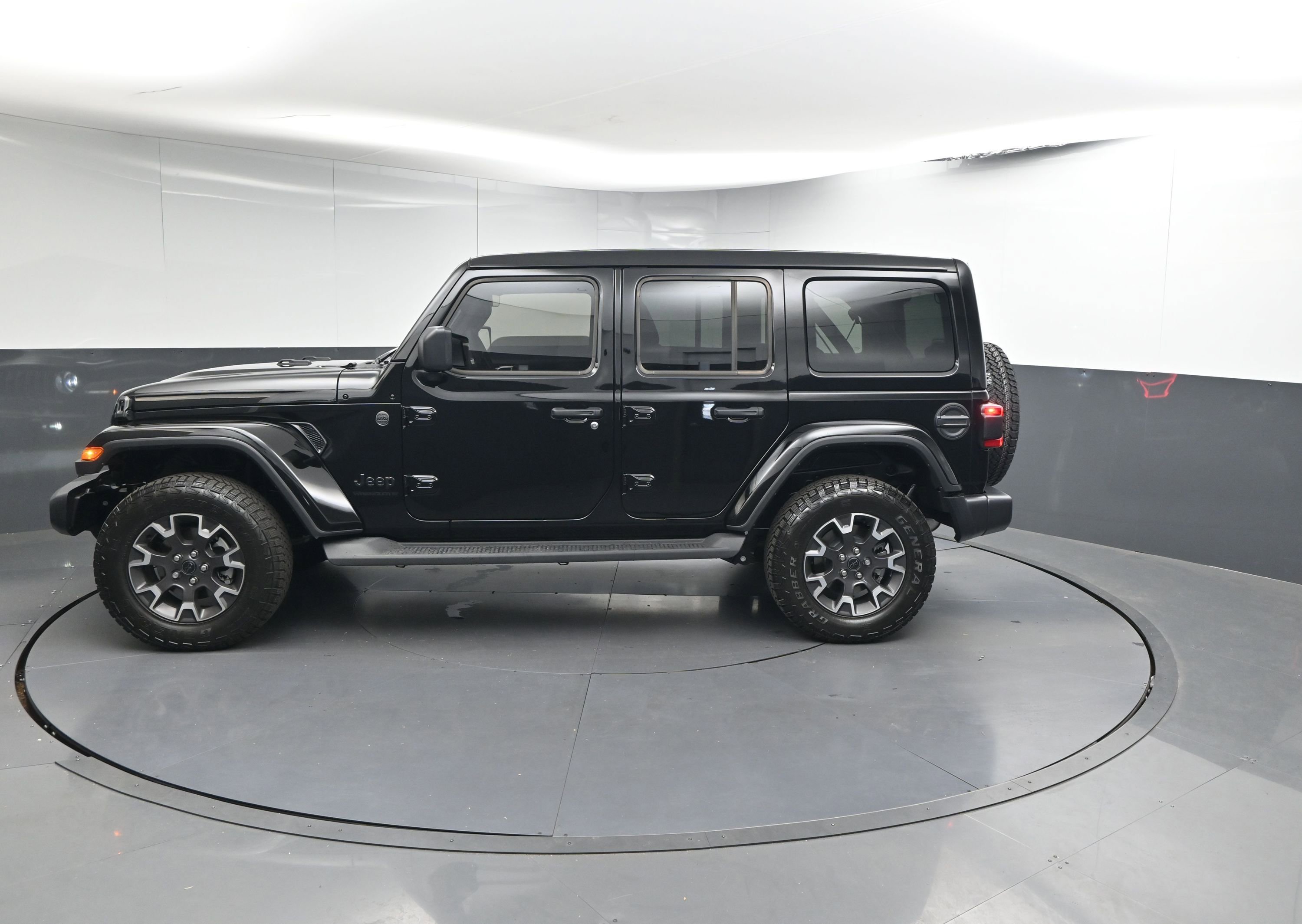 Used 2025 Jeep Wrangler Sahara image 2