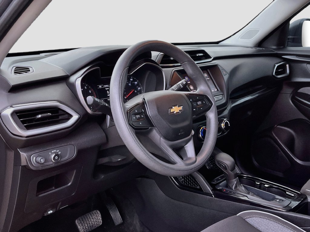Used 2021 Chevrolet TrailBlazer LS w/ LPO, Blackout Package FWD image 9
