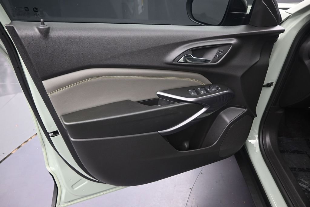Used 2025 Chevrolet Trax ACTIV w/ Sunroof Package FWD image 12