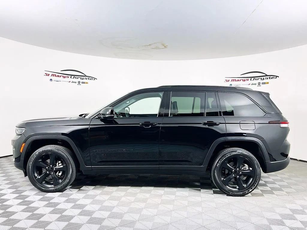 Used 2023 Jeep Grand Cherokee Altitude AWD/4WD image 5