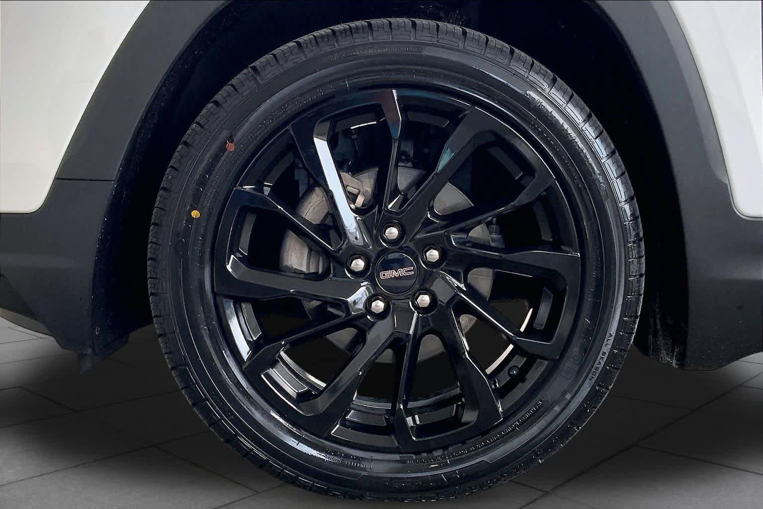Used 2023 GMC Terrain SLT w/ Tech Package FWD image 11
