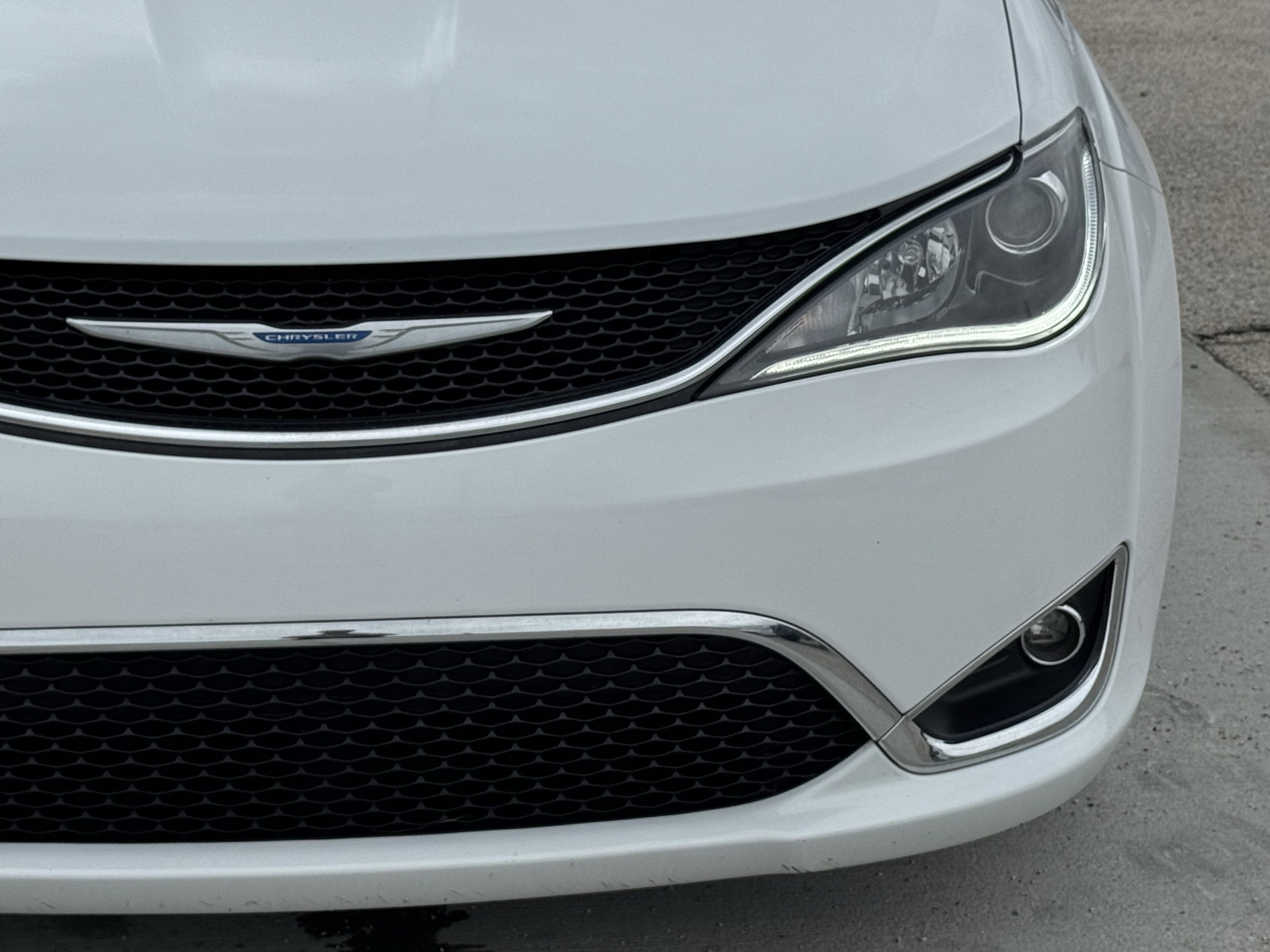 Used 2018 Chrysler Pacifica Limited FWD image 5