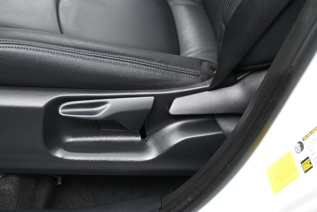 Used 2025 Toyota Corolla Cross LE FWD image 12