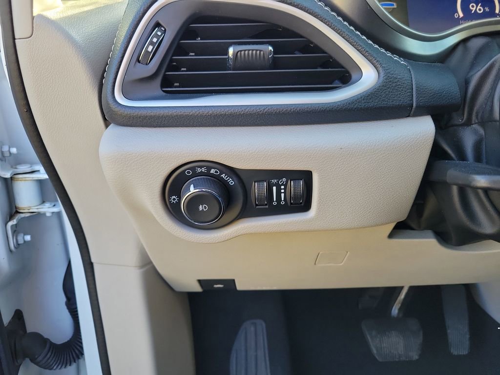 Used 2022 Chrysler Pacifica Touring-L image 17