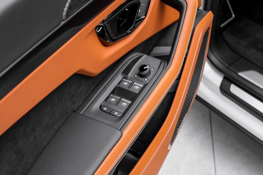 Used 2025 Lamborghini Urus SE image 48