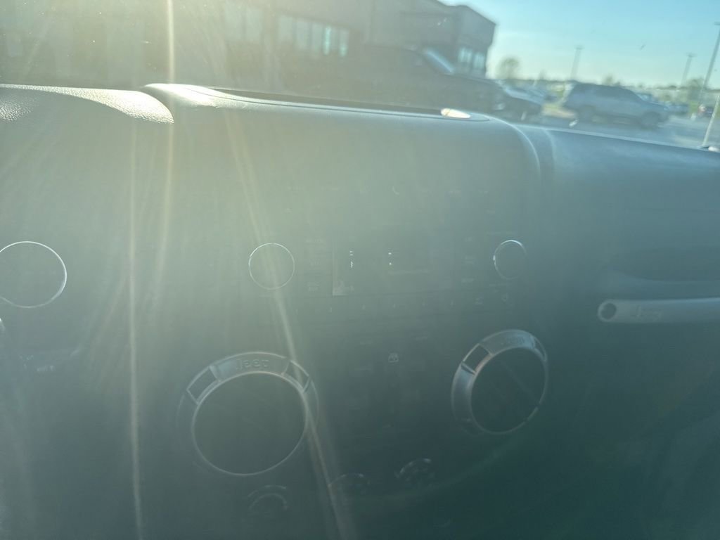 Used 2017 Jeep Wrangler Unlimited Sahara w/ Connectivity Group image 8