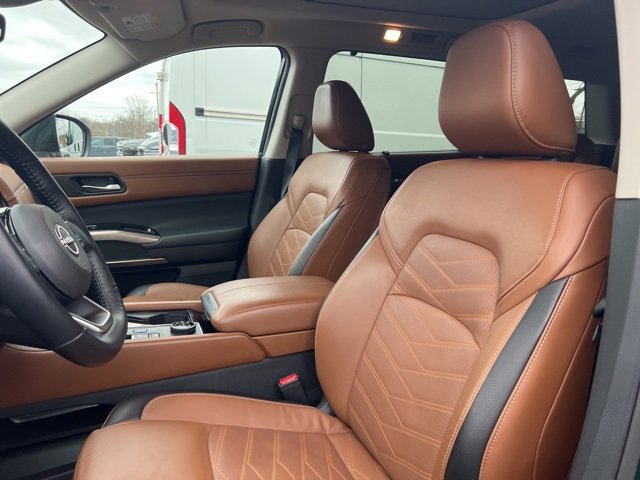 Used 2024 Nissan Pathfinder Platinum image 27