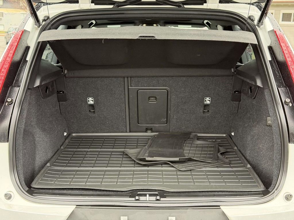 Used 2021 Volvo XC40 T5 R-Design w/ Advanced Package image 14