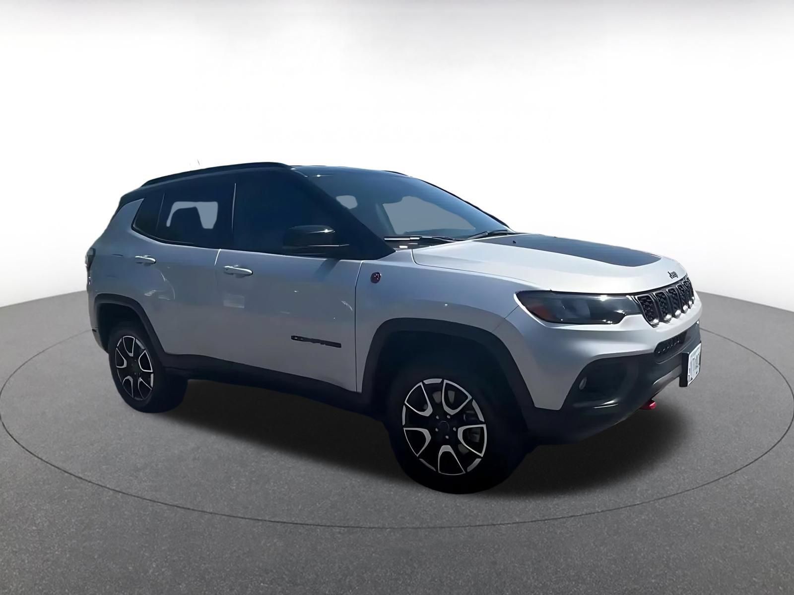 Used 2025 Jeep Compass Trailhawk AWD/4WD image 2