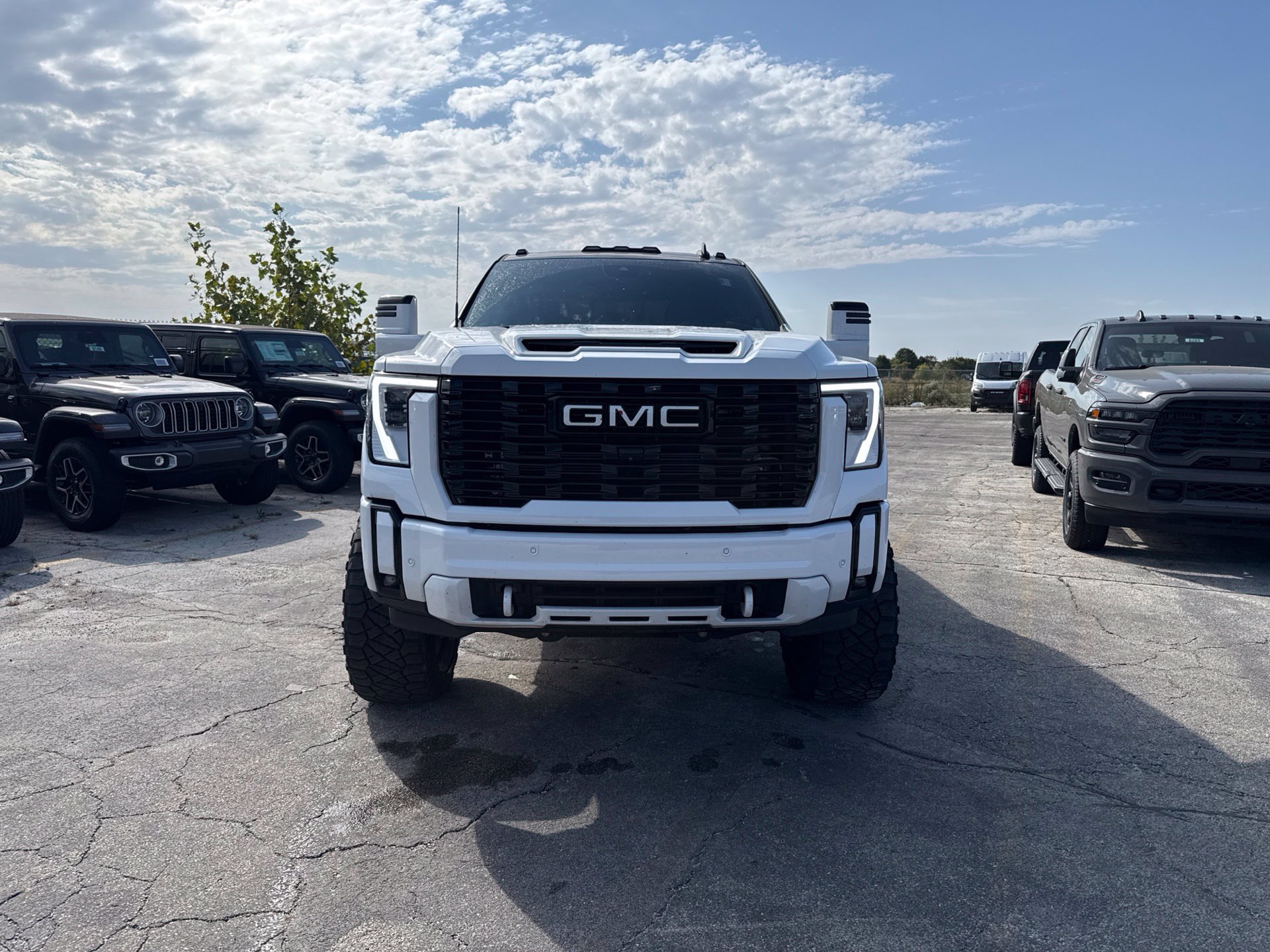 Used 2025 GMC Sierra 3500 Denali w/ Denali Reserve Package AWD/4WD image 2