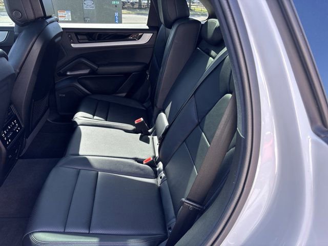 Used 2025 Porsche Cayenne AWD/4WD image 16