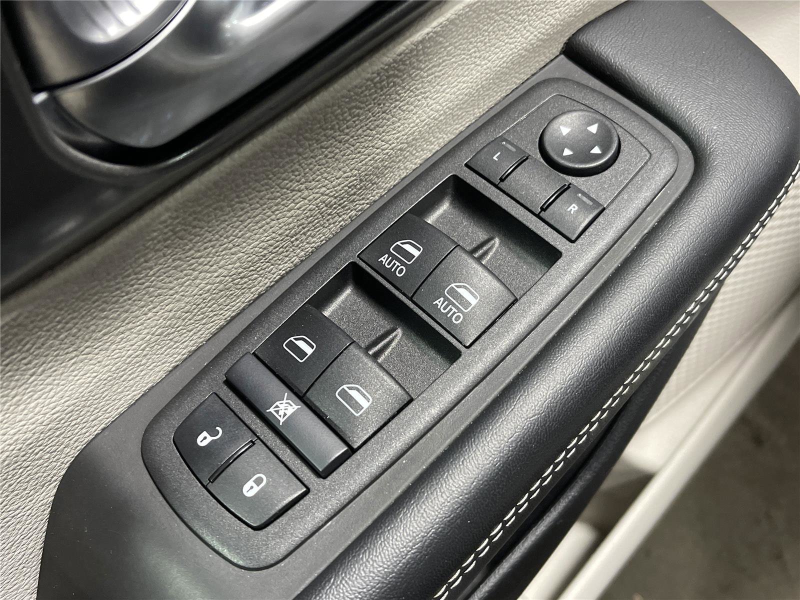 Used 2024 Chrysler Pacifica Touring-L image 7