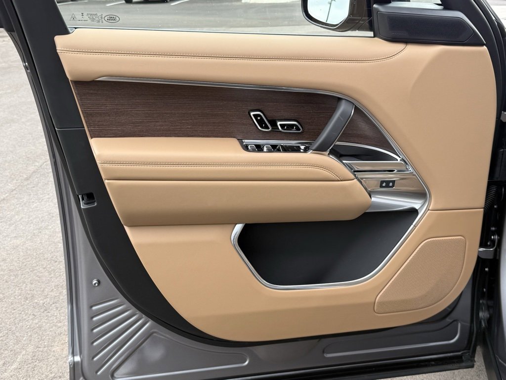 New 2025 Land Rover Range Rover Long Wheelbase SE image 13