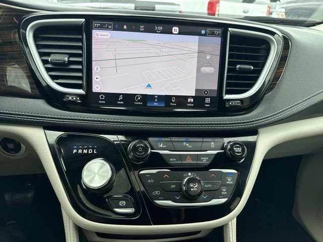 Used 2023 Chrysler Pacifica Limited image 28