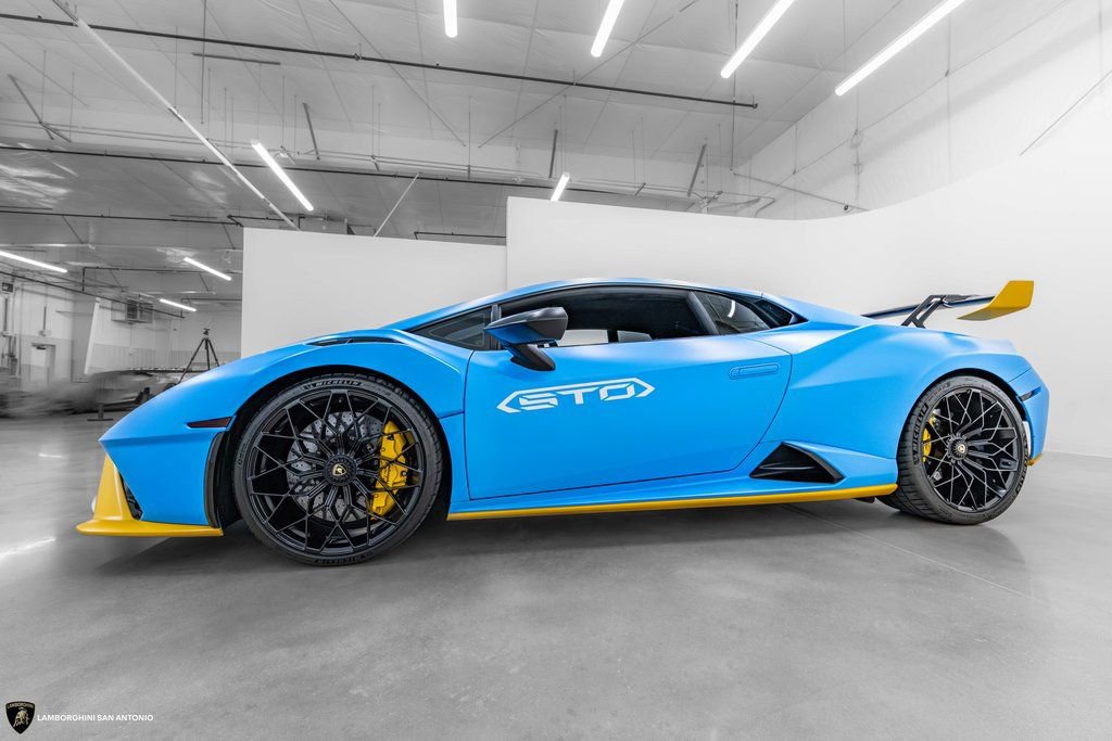Used 2022 Lamborghini Huracan STO image 21