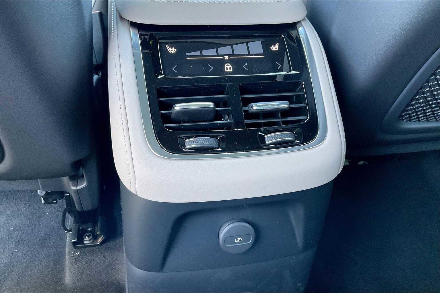 New 2026 Volvo XC90 T8 Plus image 16