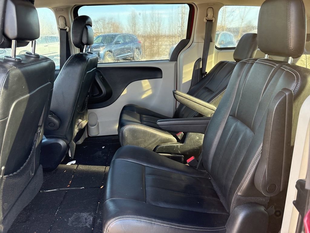 Used 2016 Chrysler Town & Country Touring image 14