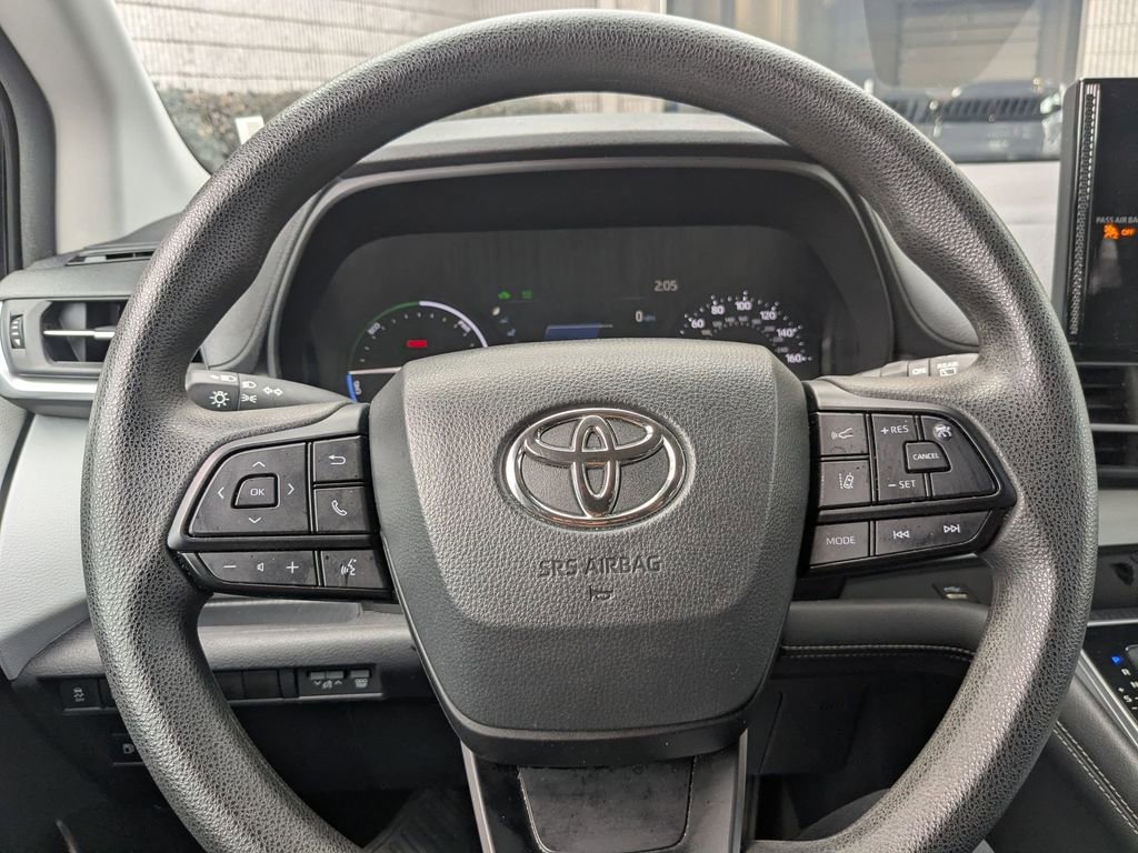 Used 2025 Toyota Sienna LE image 14