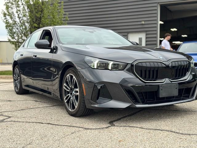 Certified 2024 BMW 540i xDrive w/ Premium Package AWD/4WD image 4