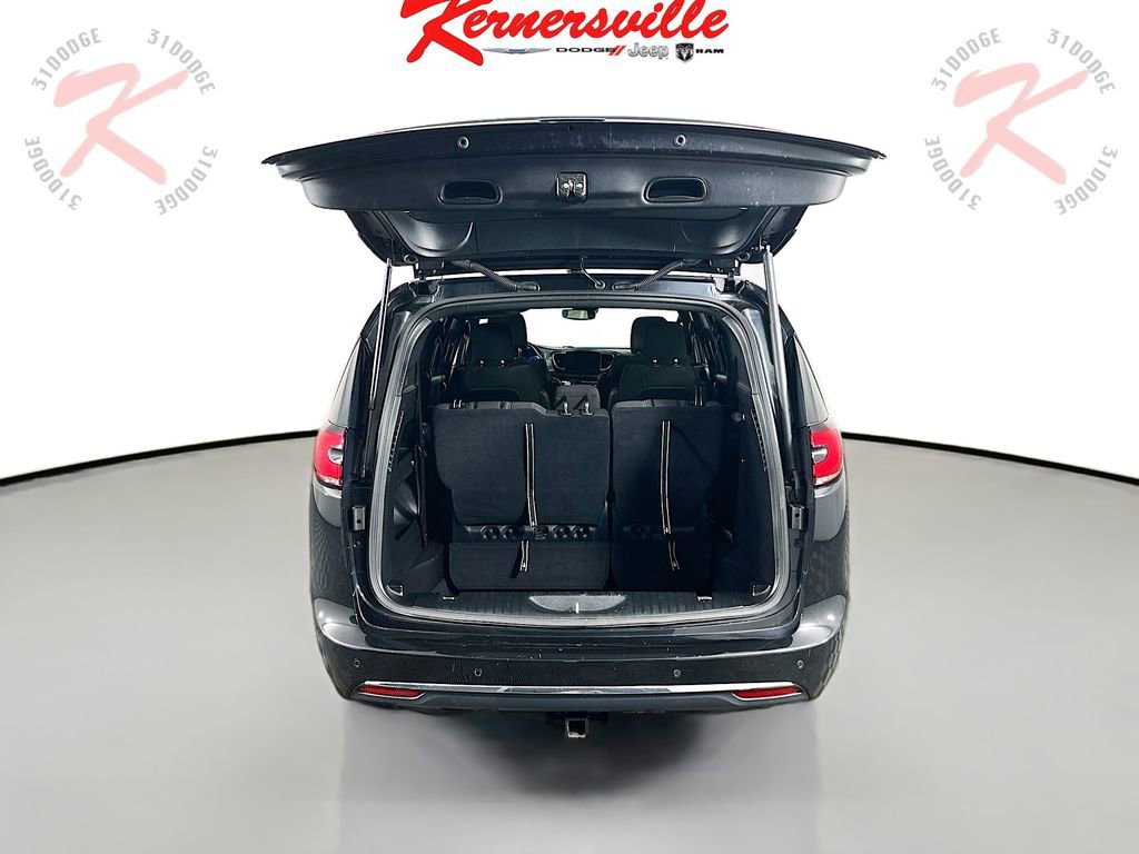 Used 2023 Chrysler Pacifica Touring image 28