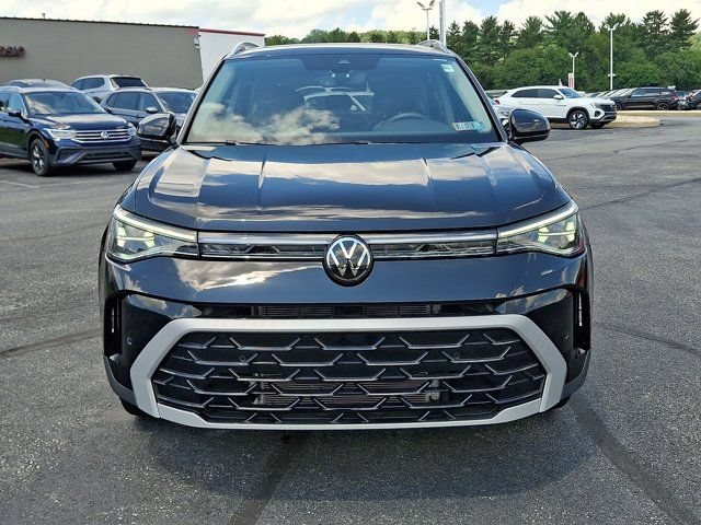 Used 2025 Volkswagen Taos SEL AWD/4WD image 2
