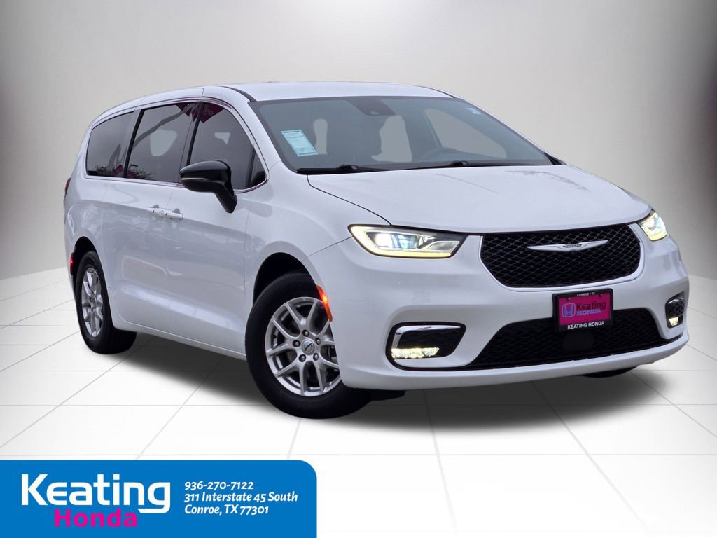 Used 2024 Chrysler Pacifica Touring image 3