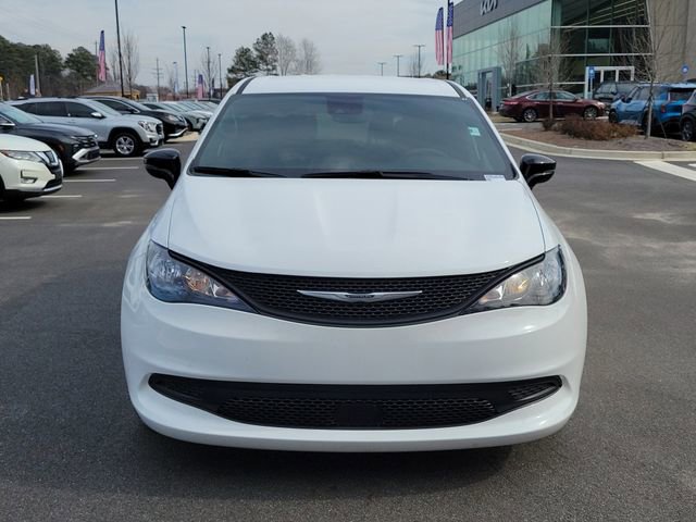 Used 2025 Chrysler Voyager LX image 2