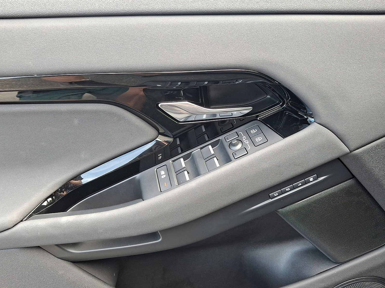 Certified 2025 Land Rover Range Rover Evoque S image 19