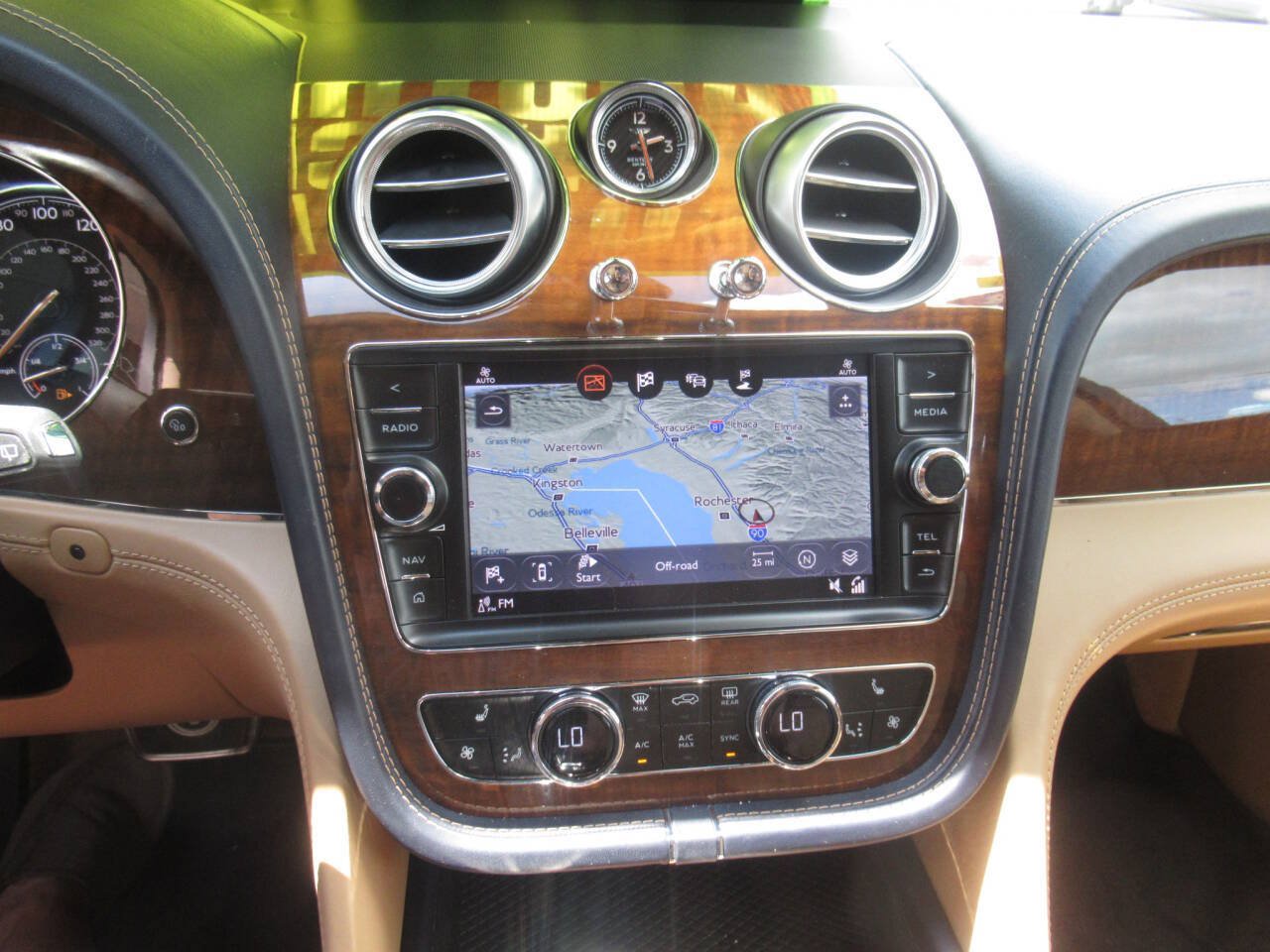 Used 2018 Bentley Bentayga AWD/4WD image 39