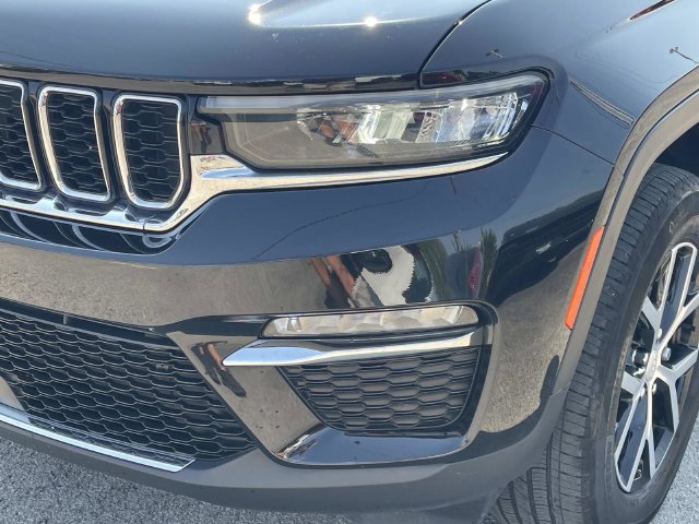 Used 2023 Jeep Grand Cherokee Limited AWD/4WD image 9