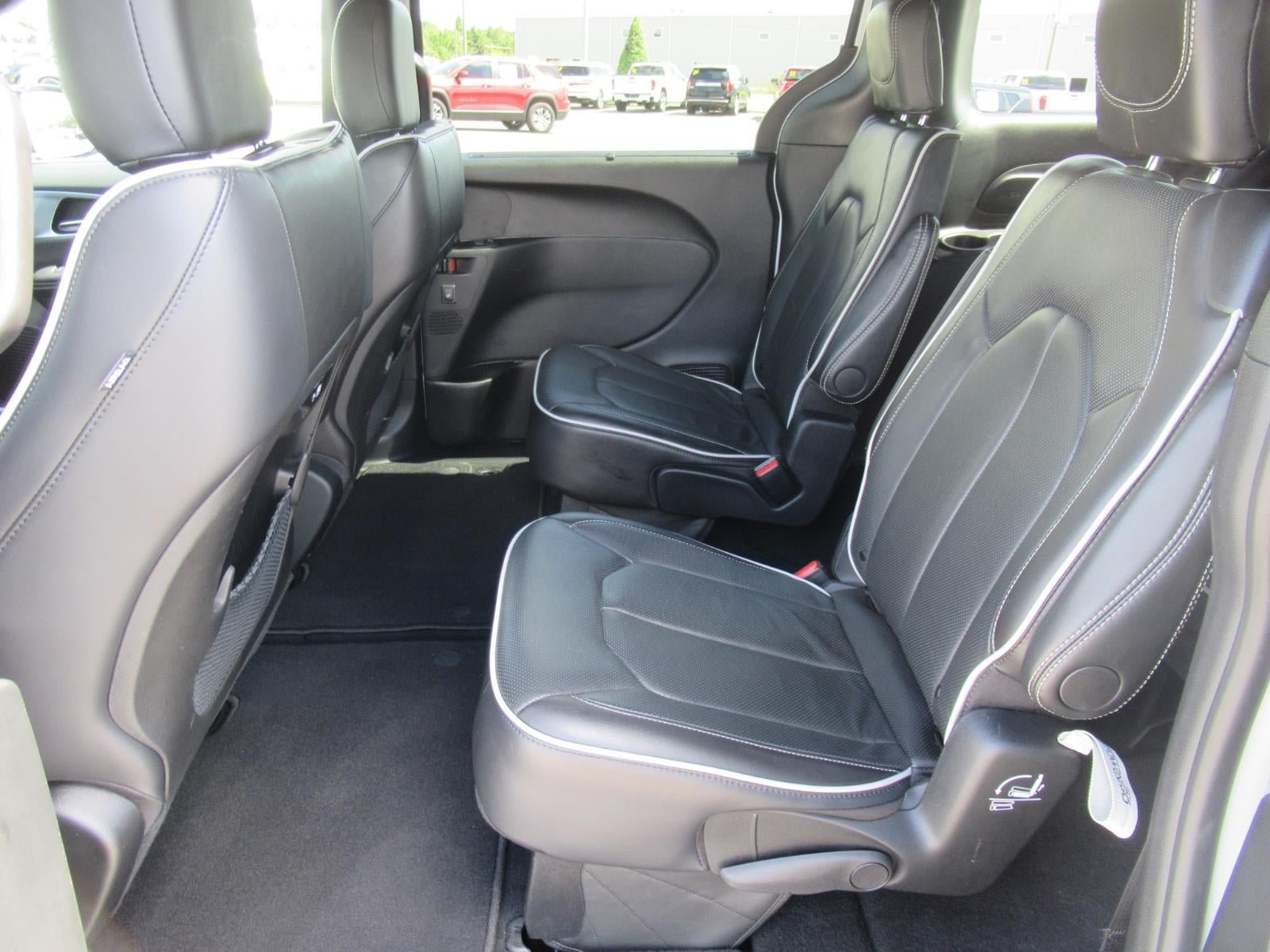 Used 2026 Chrysler Pacifica Limited FWD image 35