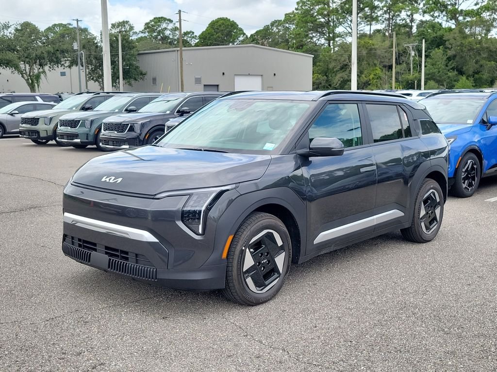 New 2027 Kia EV3 Wind FWD image 3