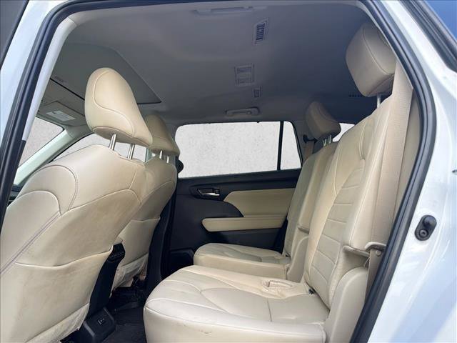 Used 2024 Toyota Highlander XLE AWD/4WD image 23