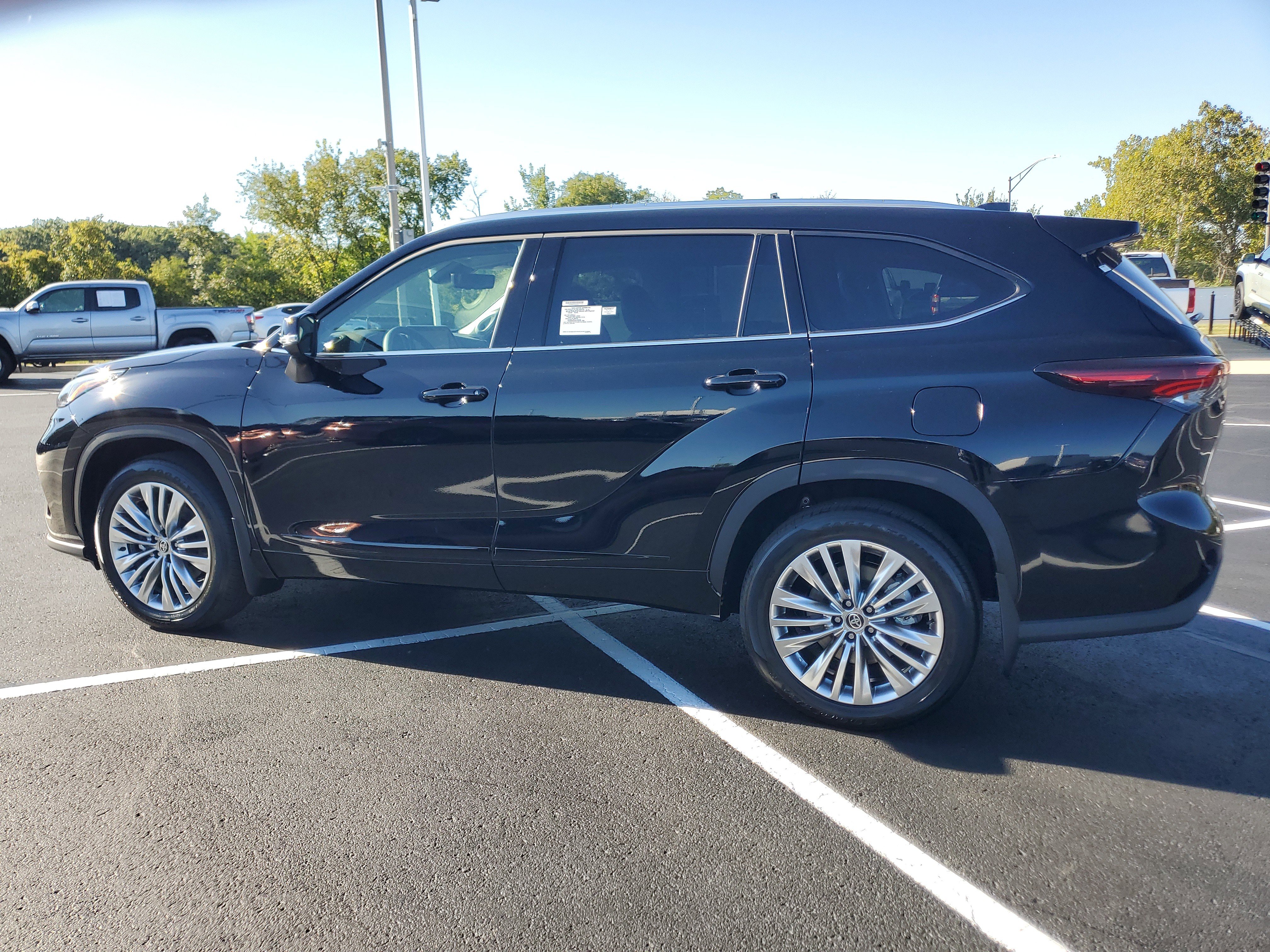 New 2025 Toyota Highlander Platinum image 4